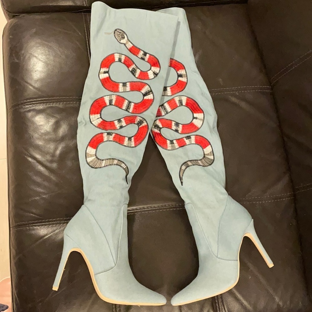 CAPE ROBBIN OVER KNEE BOOTS.  NEW